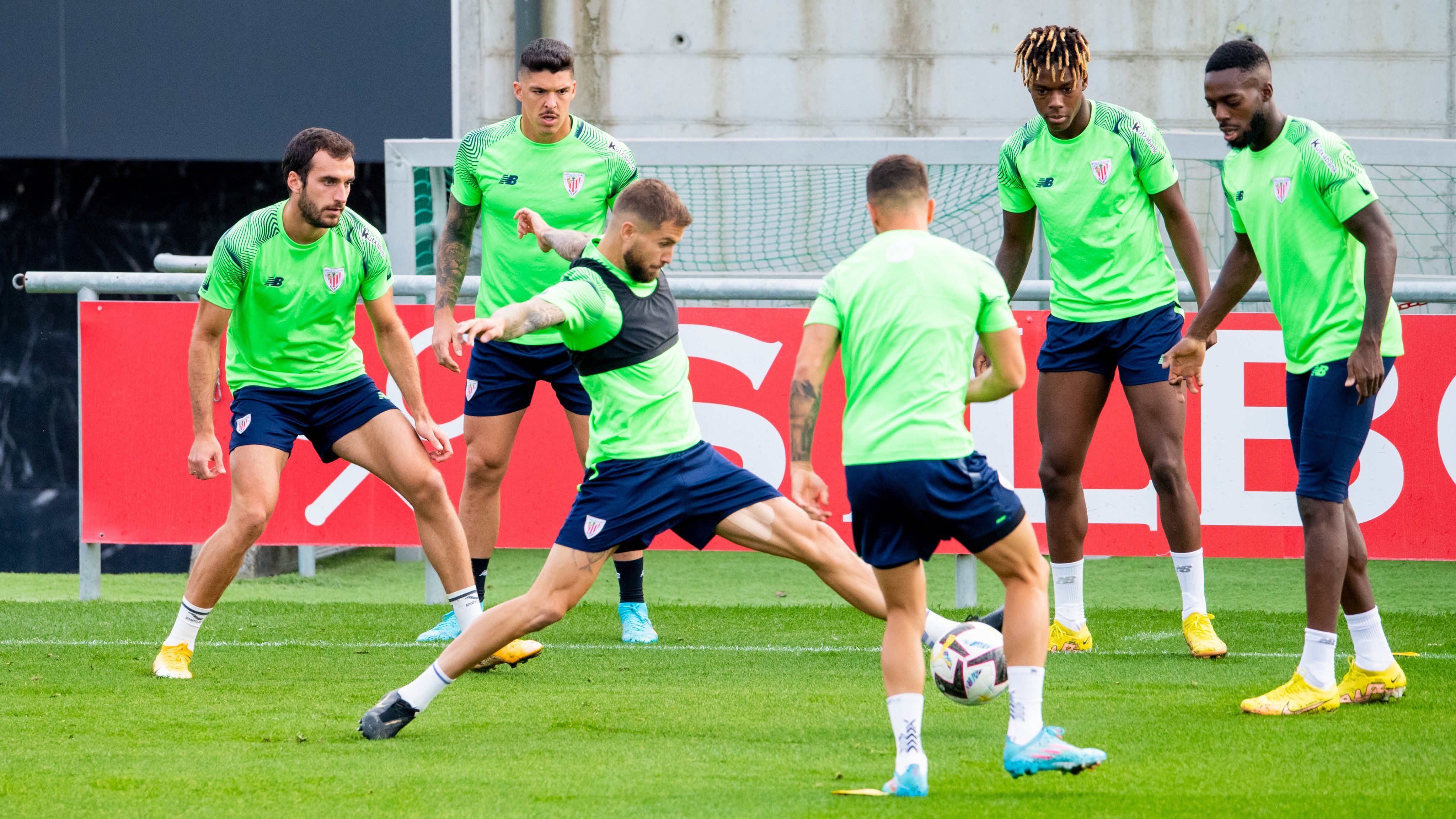 Iñigo Martínez en un rondo del equipo rojiblanco en Lezama.