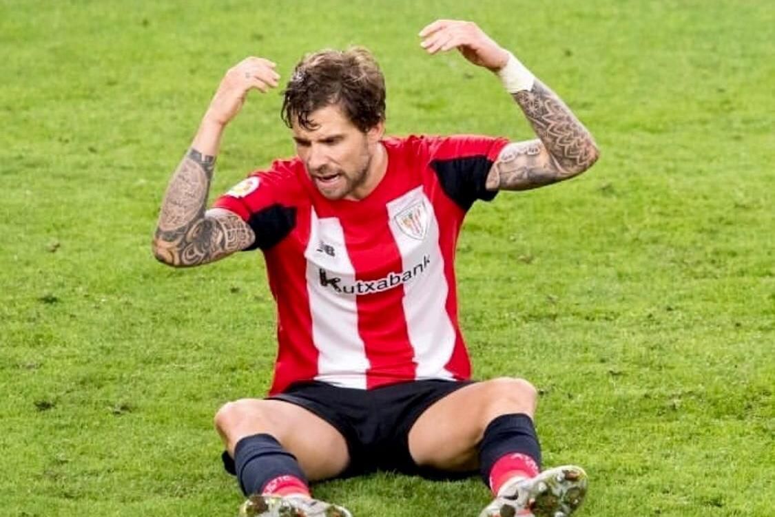  Iñigo Martínez protesta tras el penalti no pitado a Munir en el Athletic Club-Sevilla FC.