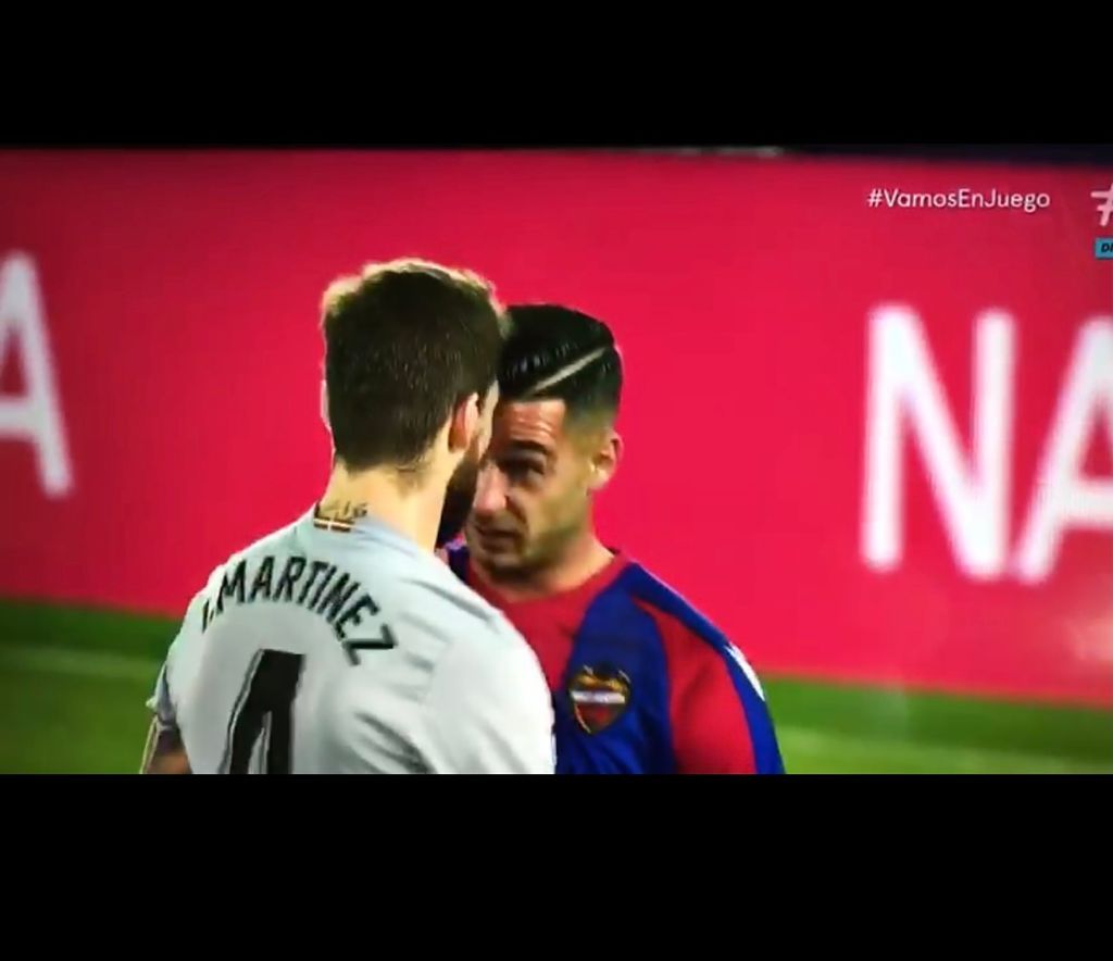 Iñigo Martínez y Sergio León, en la jugada polémica del Levante-Athletic.