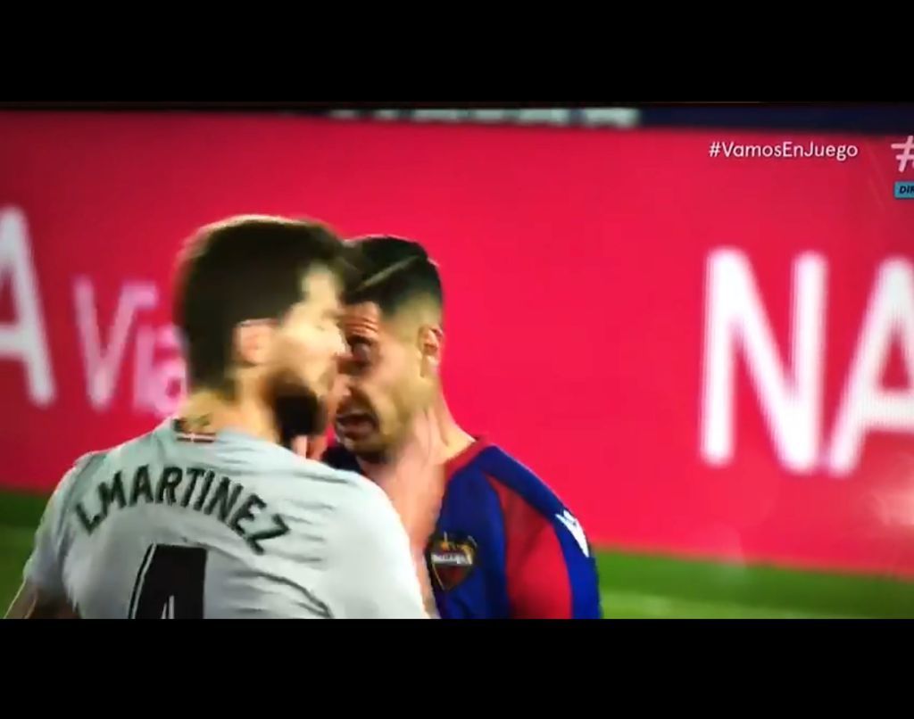  Iñigo Martínez y Sergio León, en la jugada polémica del Levante-Athletic.