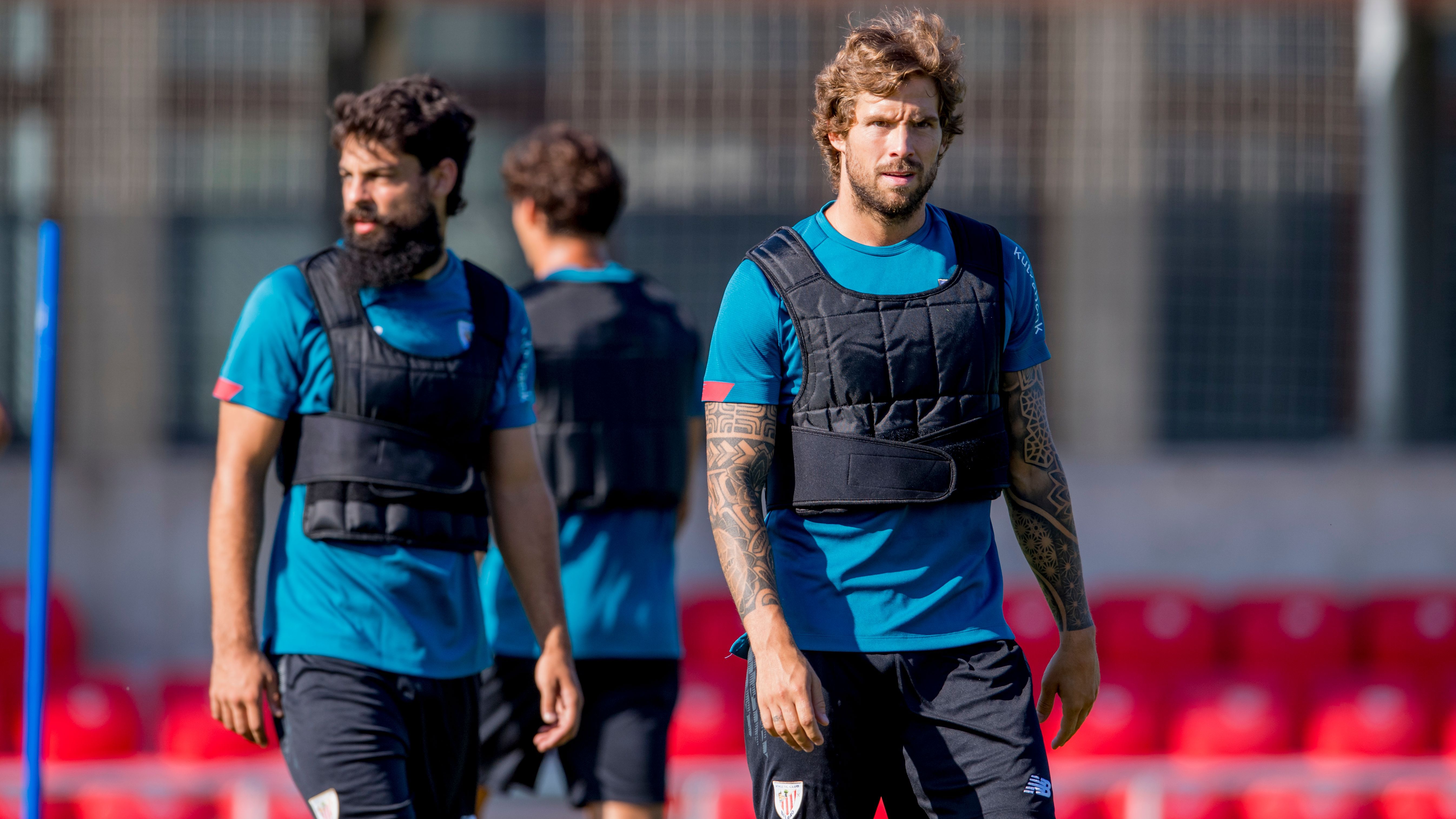  Iñigo Martínez trabaja con los compañeros del equipo en Lezama.