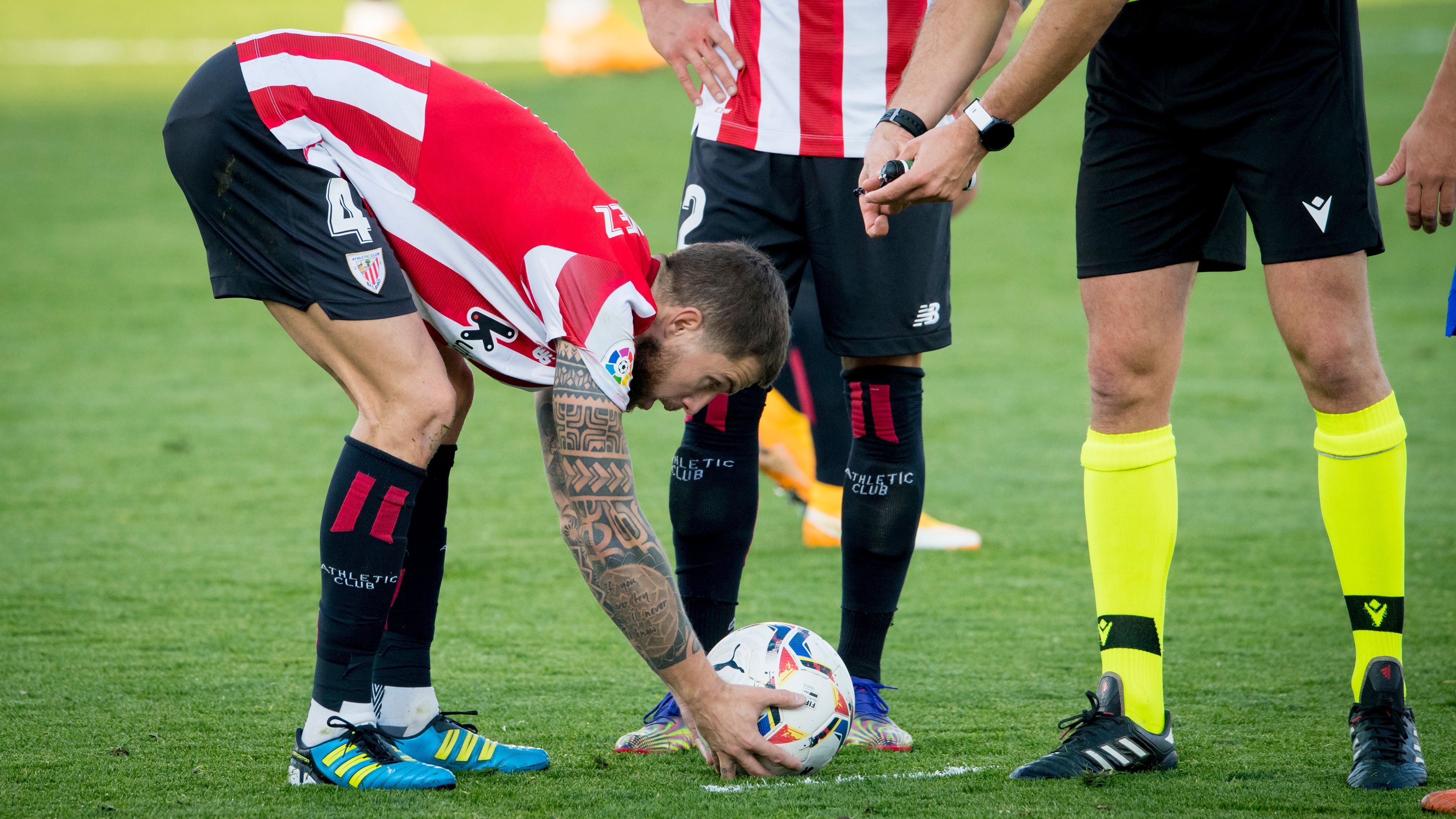  Iñigo Martínez a punto de lanzar un libre directo en Getafe.