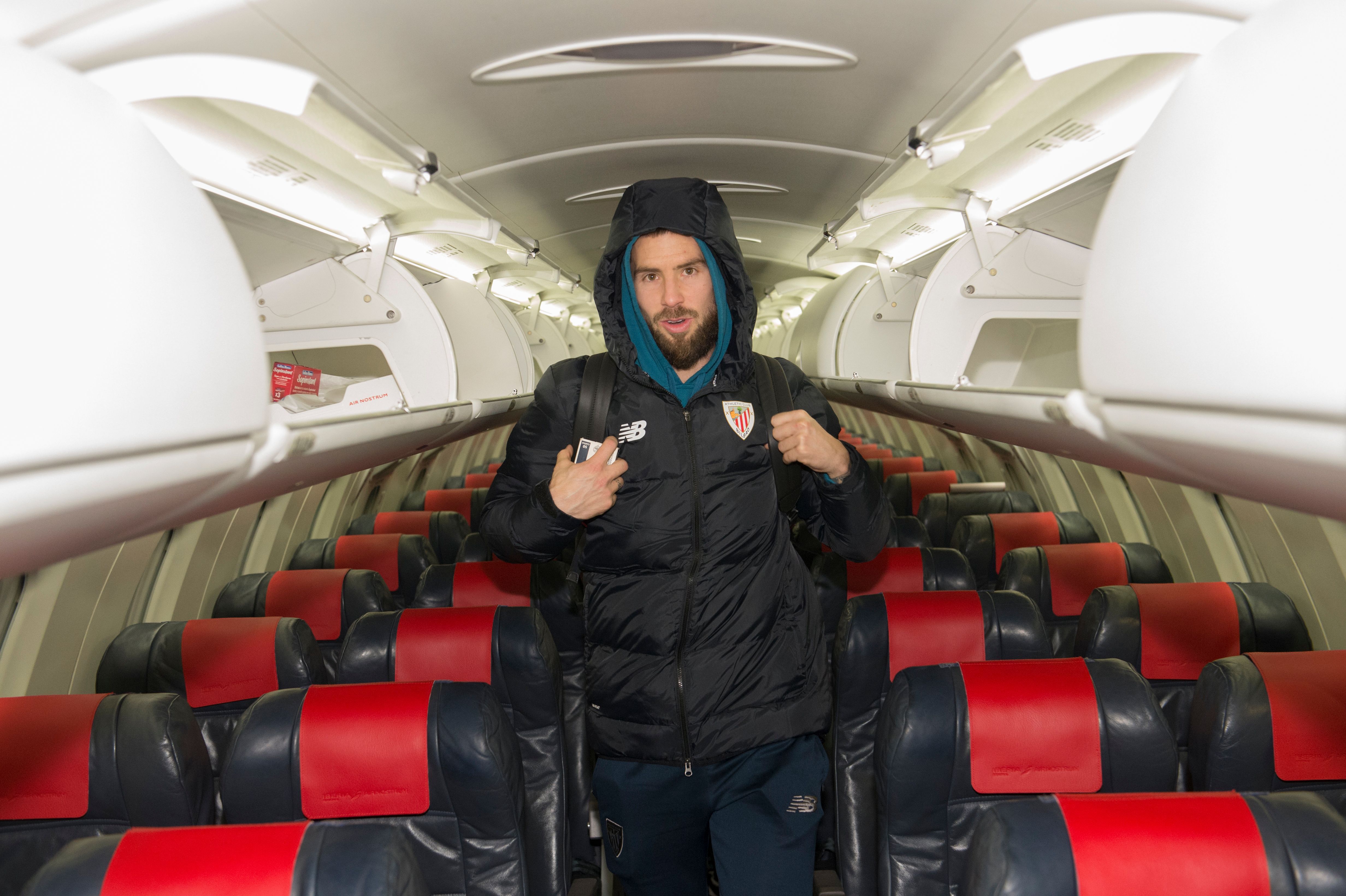  Iñigo Martínez en el avión del equipo bilbaíno.