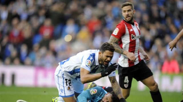  A Iñigo Martínez siguen pitándole en cada jugada en Anoeta.