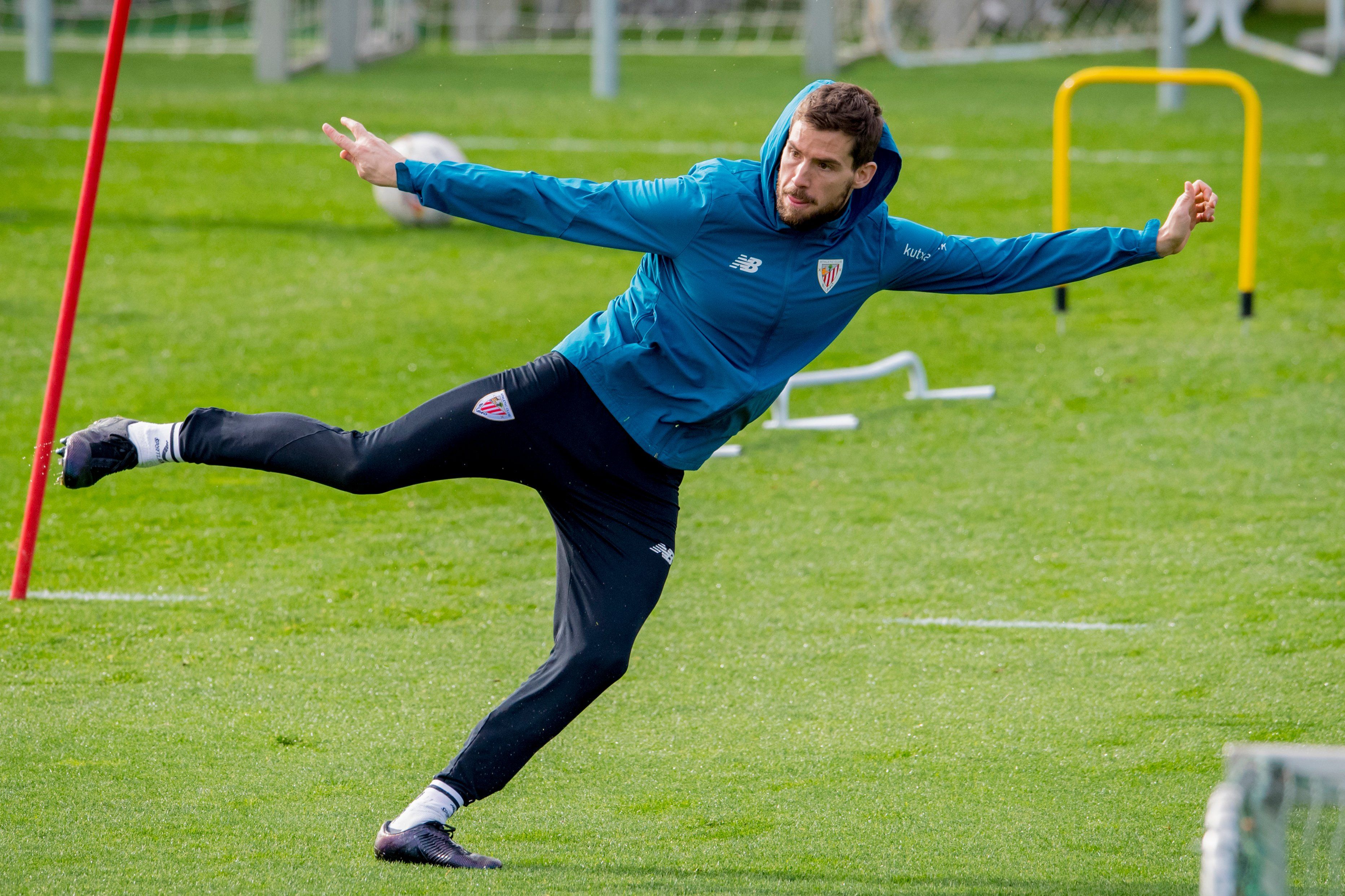 Iñigo Martínez se entrena con intensidad en Lezama.