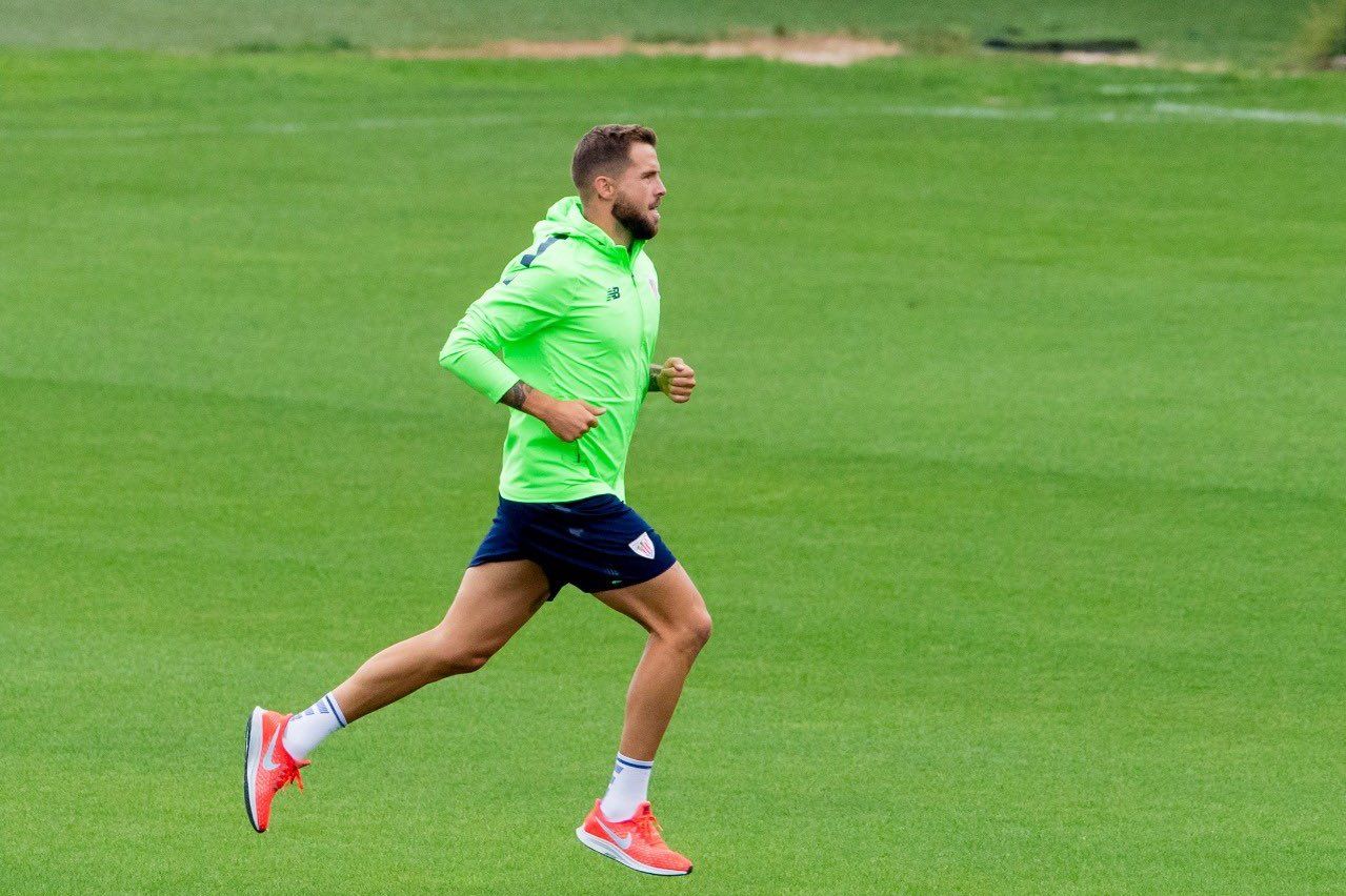  El central Iñigo Martínez se entrena en solitario en Lezama.