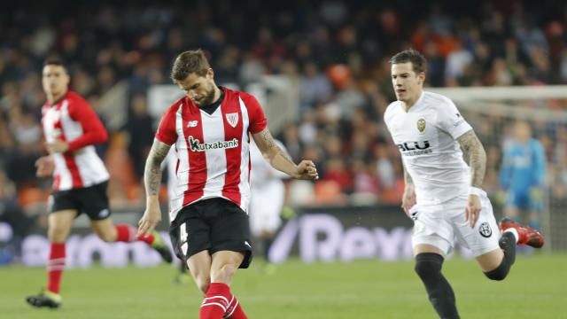 El trabajo se le multiplicó a Iñigo Martínez en Mestalla