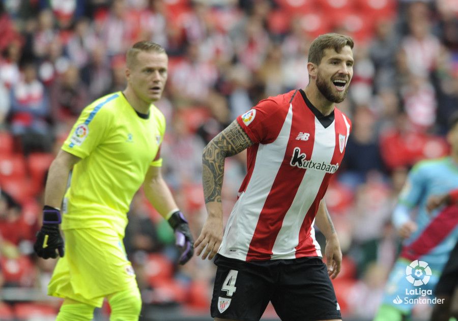  Iñigo Martínez durante el choque ante el Rayo Vallecano en San Mamés