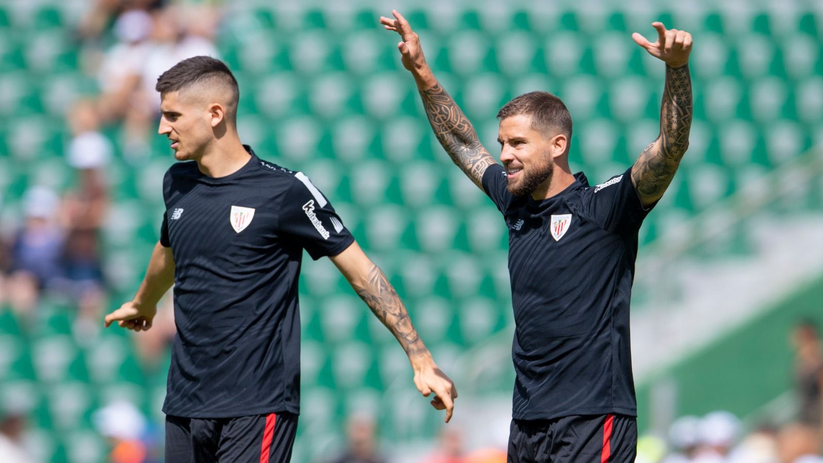  Oihan Sancet e Iñigo Martínez calientan antes de ser titulares en el Martínez Valero.