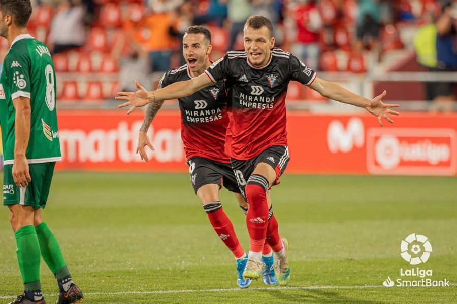 Iñigo Vicente celebra su gol en el Mirandés-Amorebieta.