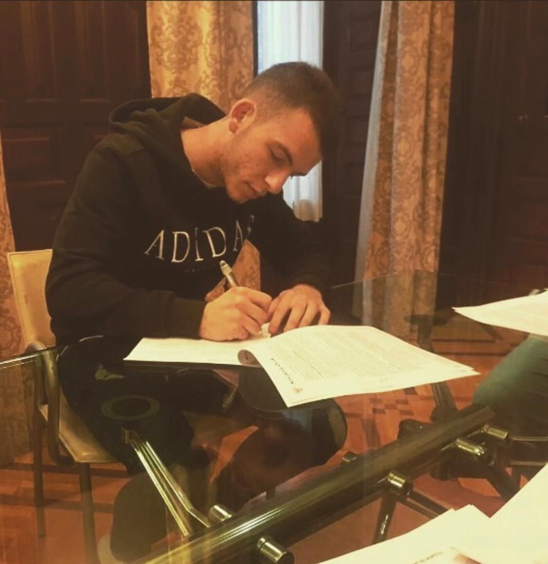  El delantero Iñigo Vicente firmando contrato con el Athletic Club.