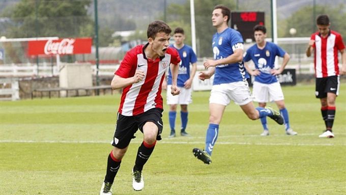  El deriotarra Inigo Vicente festeja uno de sus goles con el Bilbao Athletic