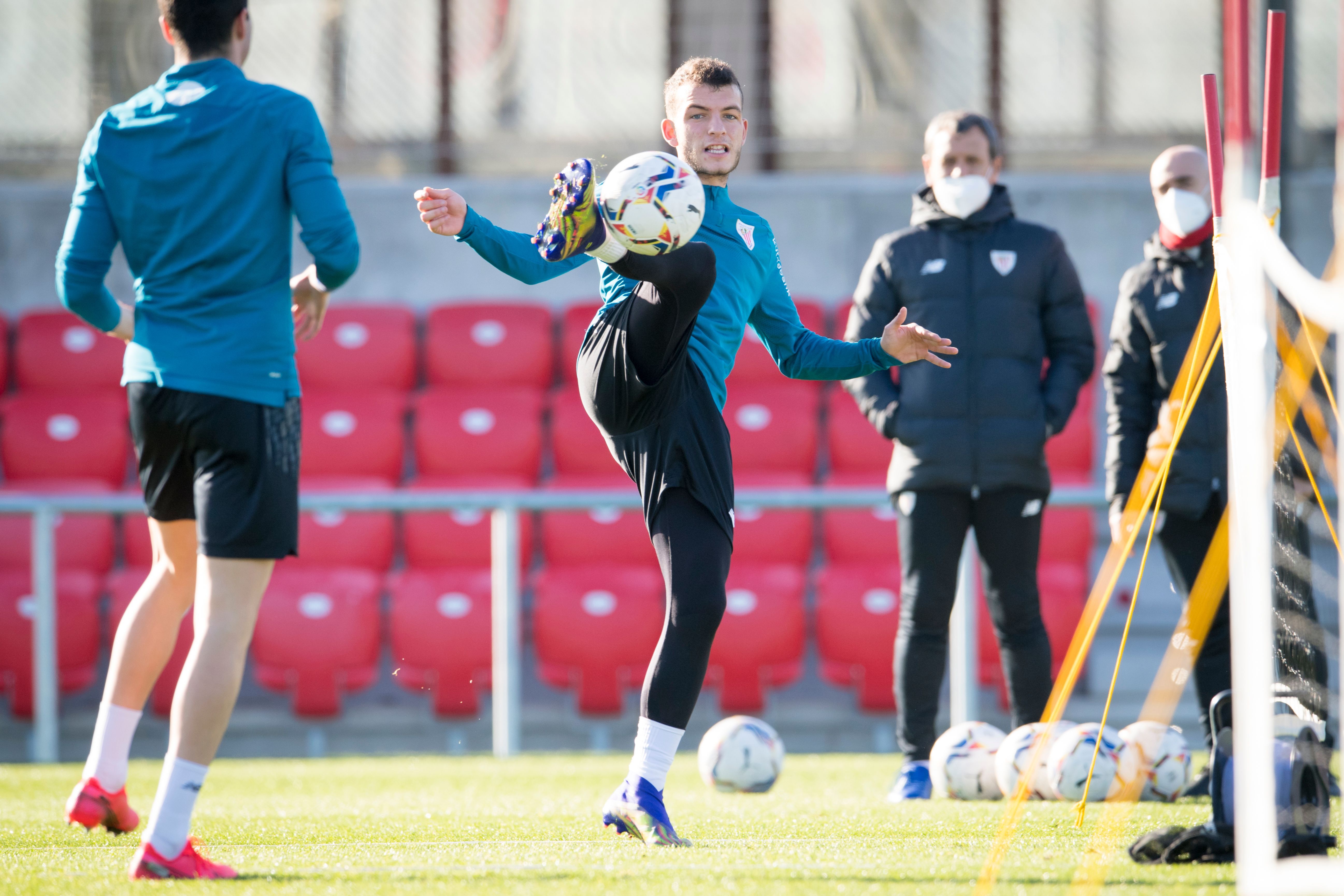  El 'Mago', Iñigo Vicente, demuestra su habilidad entrenando en Lezama.