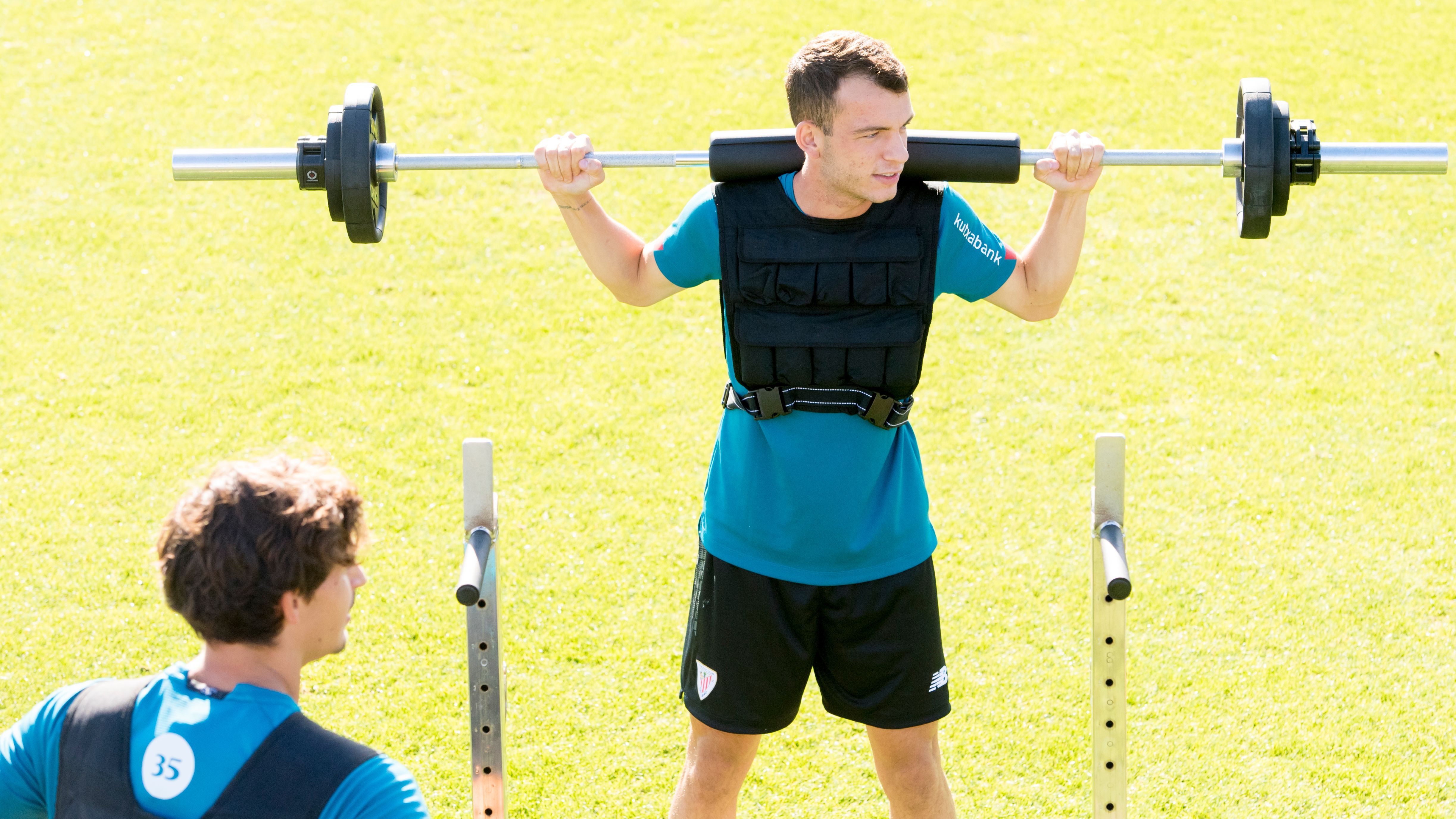  Iñigo Vicente trabajando el físico en Lezama.