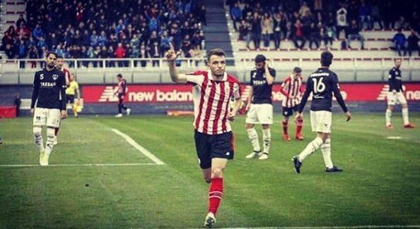  Iñigo Vicente celebra un gol con el filial.