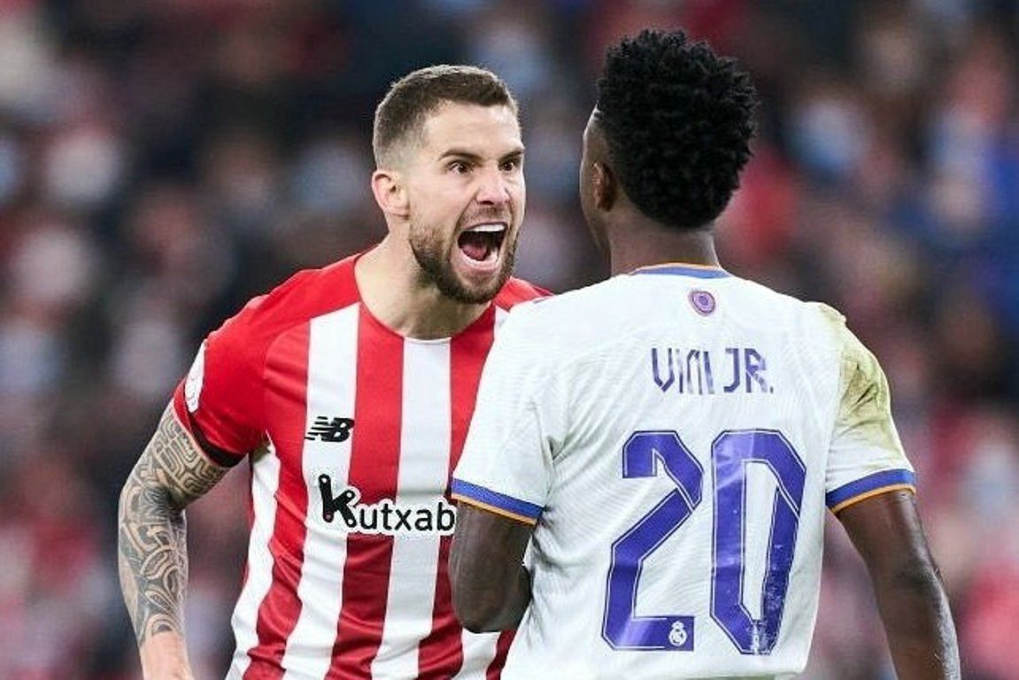  El central Iñigo Martínez le enseña los dientes a Vinícius Júnior en San Mamés.
