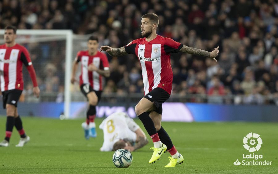  El central del Athletic Club Iñigo Martínez avanza en el Santiago Bernabéu ante el Real Madrid.