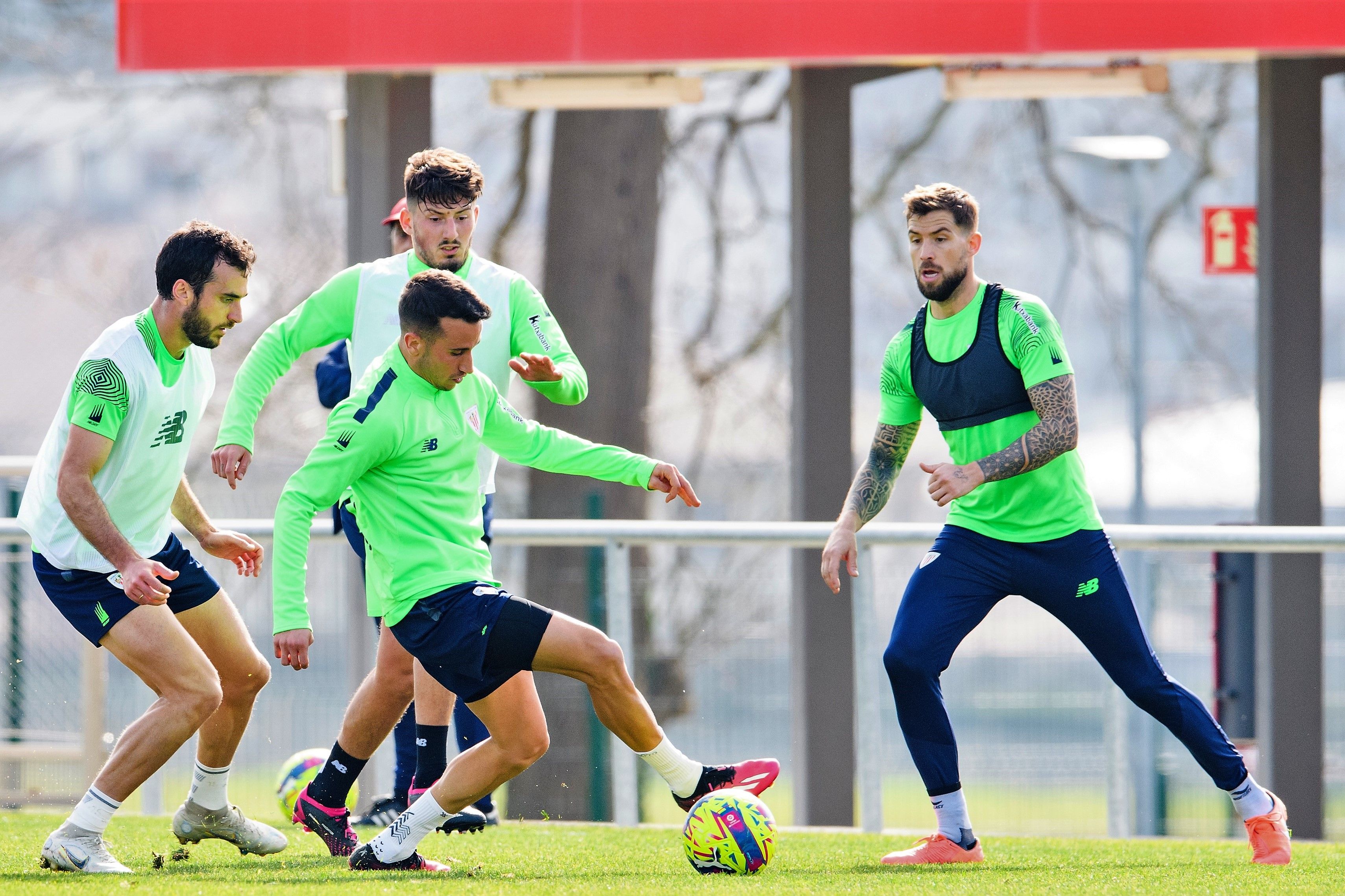  Un recuperado Iñigo Martínez observa la maniobra del navarro Alex Berenguer en Lezama.
