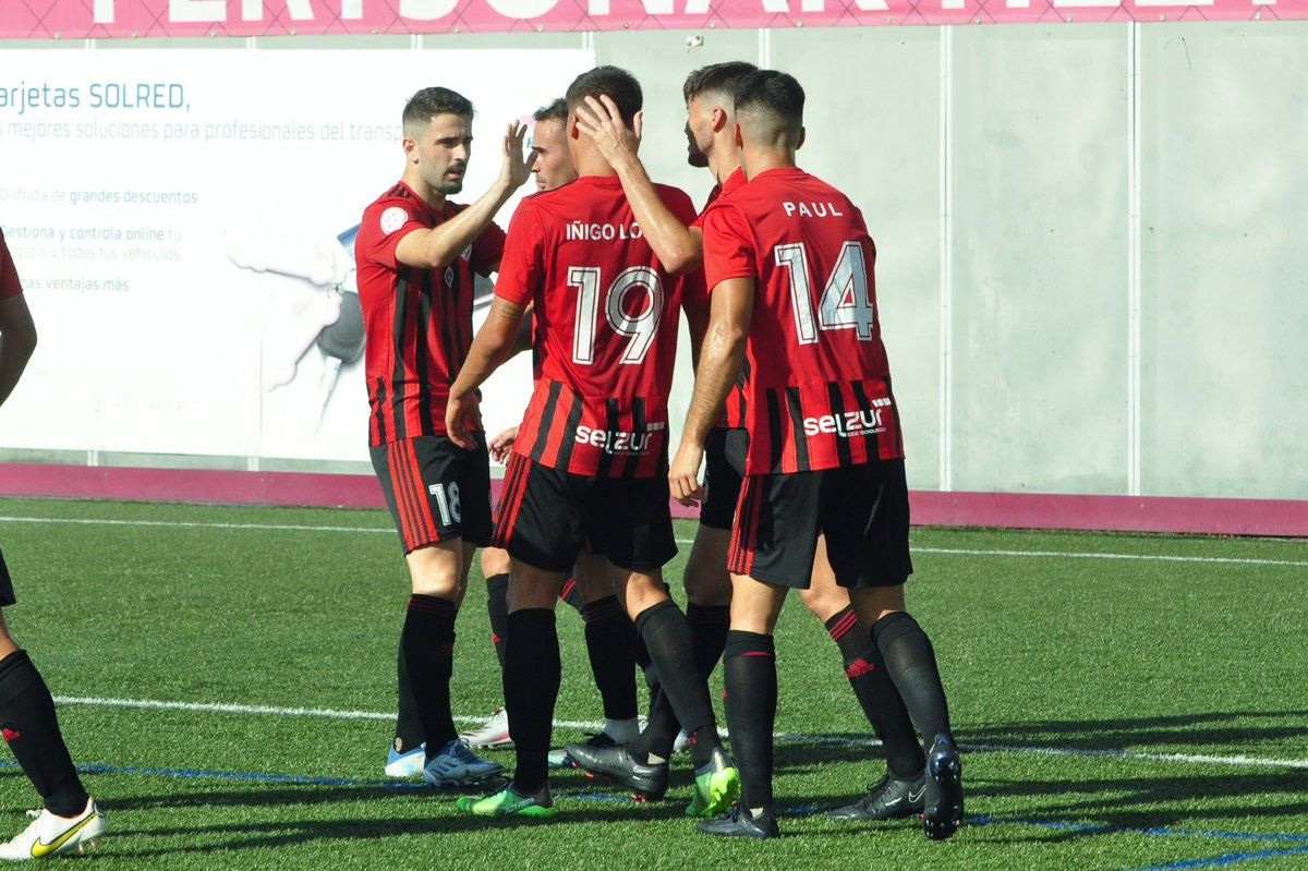 Los jugadores del Arenas celebran un gol de Iñigo López, delantero cedido por el Athletic Club.