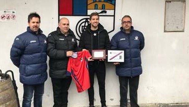 Iñigo Martínez fue nombrado socio de honor del Aurrera de Ondarroa.