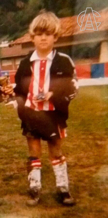 Iñigo Martínez vistiendo una camiseta del Athletic en su infancia.