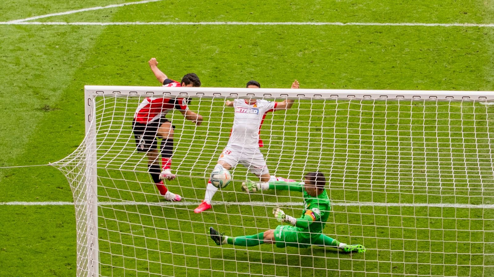 Instante del gol de Asier Villalibre en el Athletic Club - RCD Mallorca.