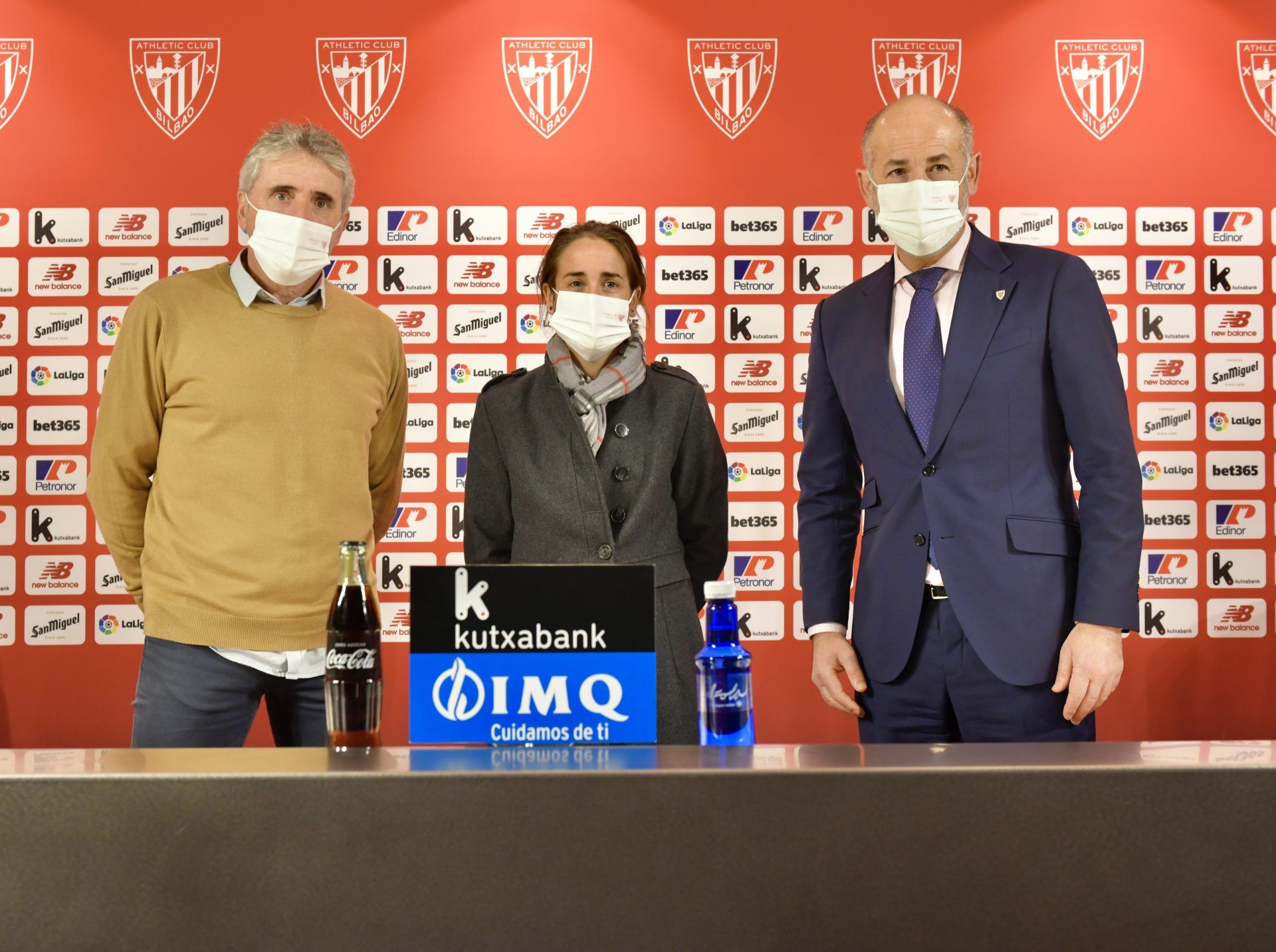  Iraia Iturregi flanqueada por Joseba Aguirre y Aitor Elizegi.