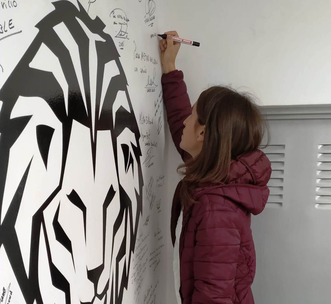 Iraia Iturregi, actual entrenadora del Femenino, estampa su firma en el Muro del Athletic.