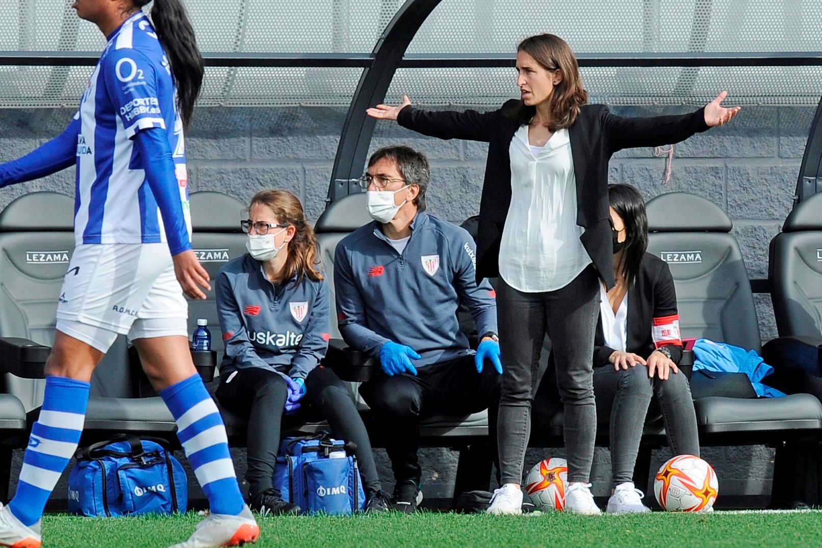  La entrenadora Iraia Iturregi protesta una acción ante el Huelva en Lezama.
