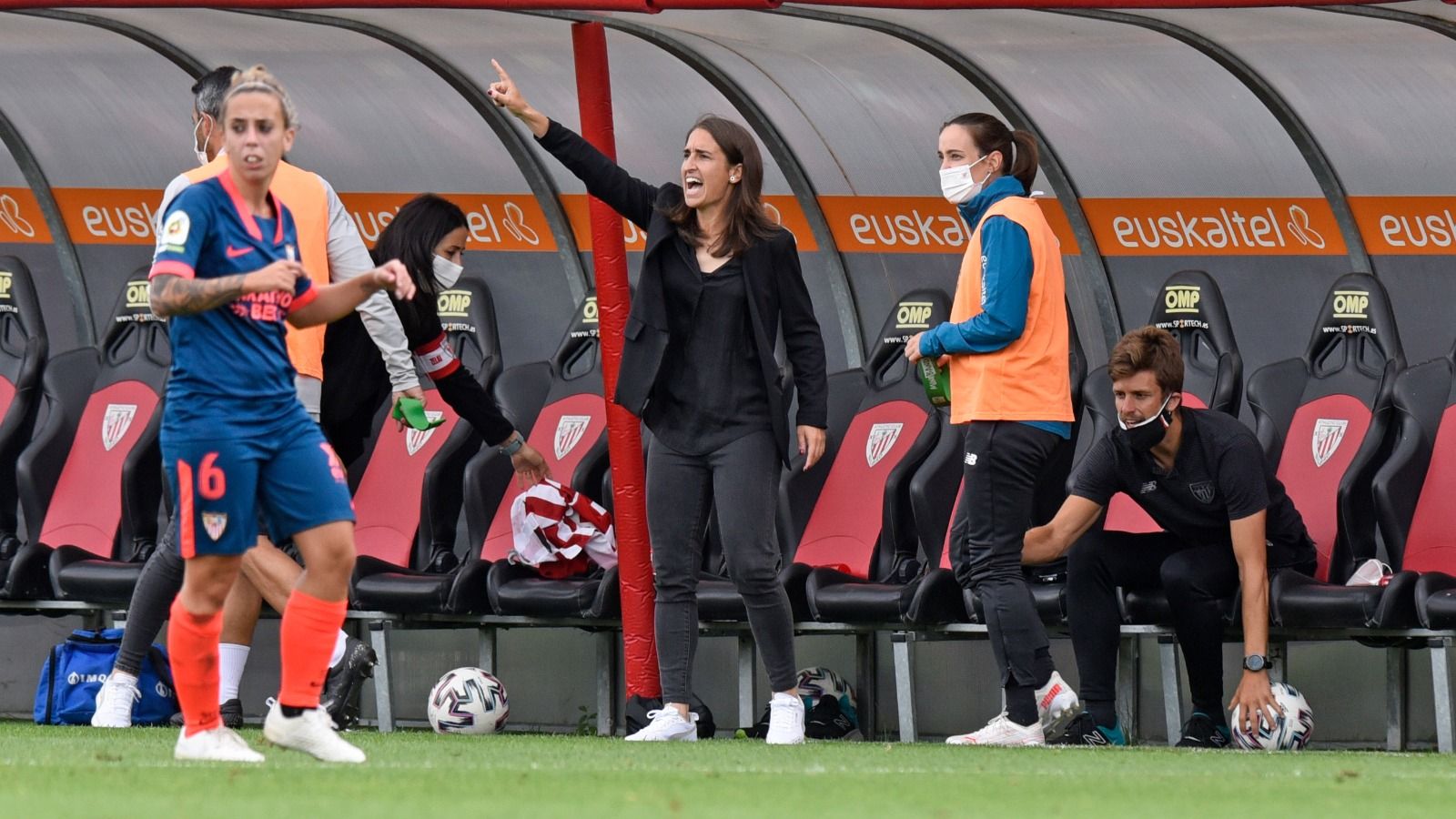 Iraia Iturregi dirige al equipo ante el Sevilla FC en Lezama.