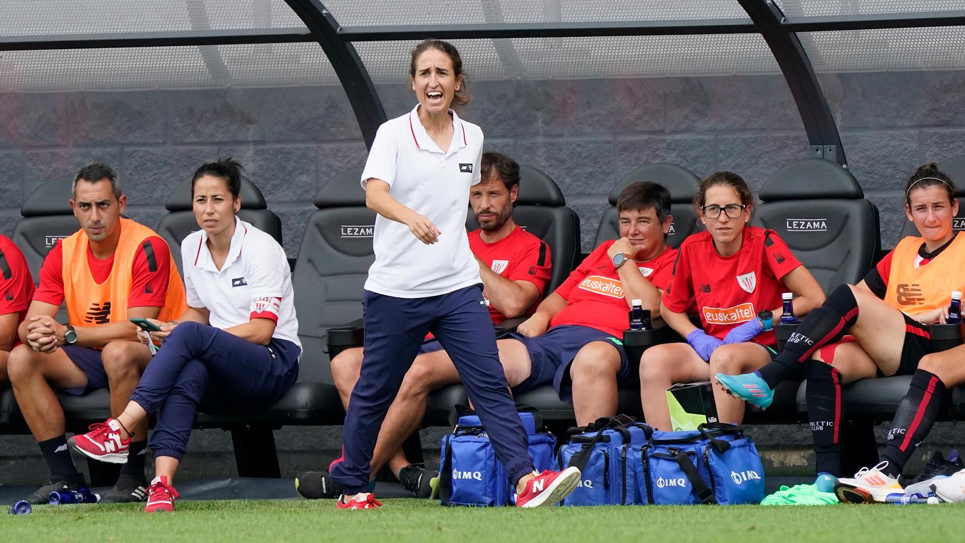  Iraia Iturregi, de pie ante su banquillo en Lezama.