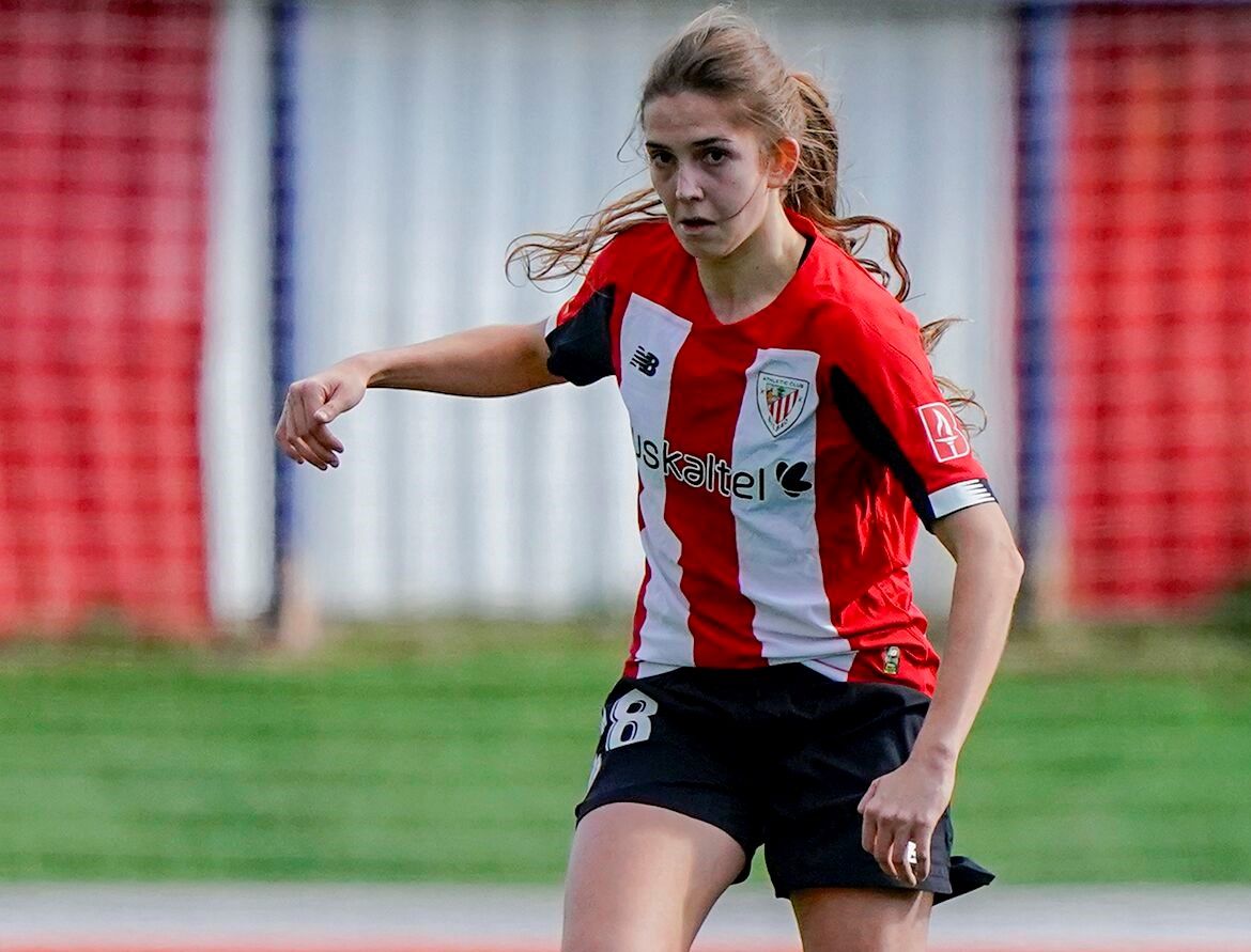  Irene Oguiza, centrocampista del filial femenino, ha sufrido su segunda rotura de LCA .