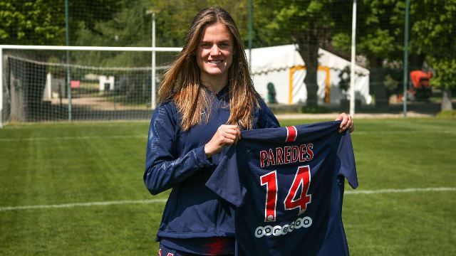 La exrojiblanca Irene Paredes posa sonriente con la camiseta del PSG.