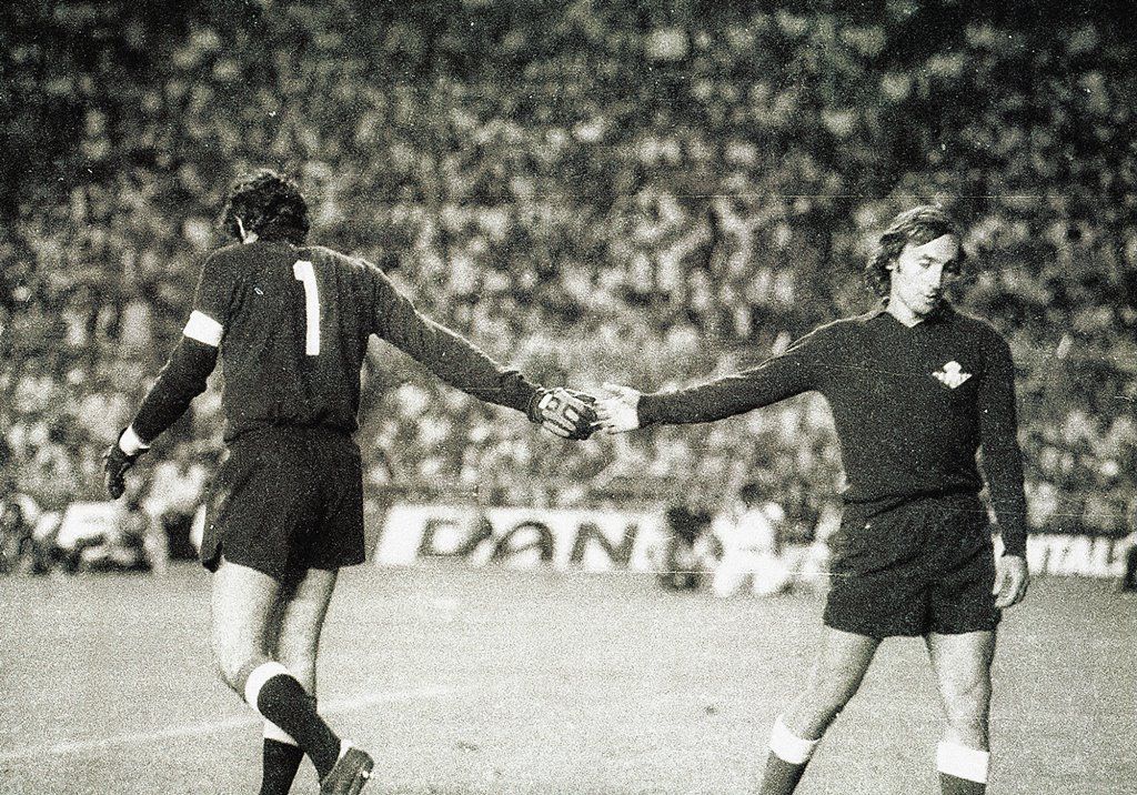  Iribar y Esnaola se desean suerte en la final de Copa del rey Athletic Club-Real Betis de 1977.