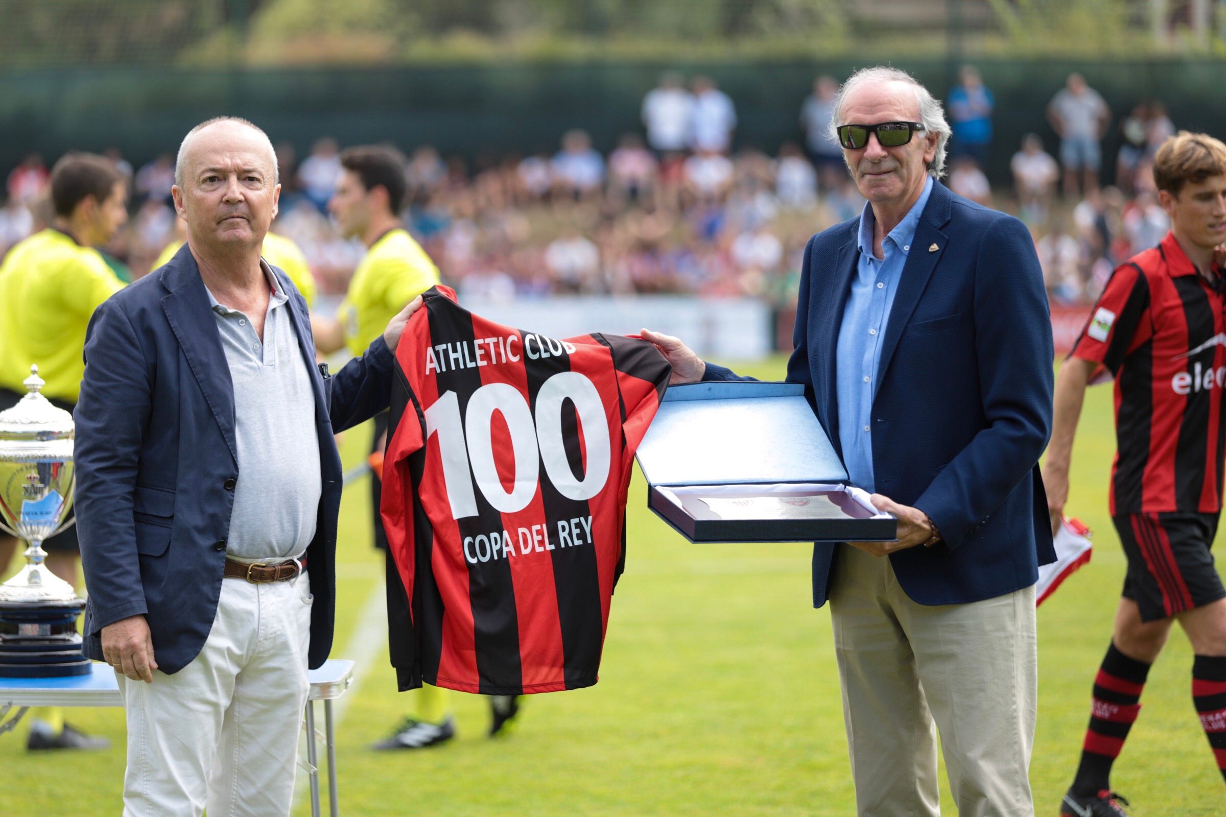  Arenas de Getxo y Athletic Club, por medio de Iribar, homenajean a Koldo Agirre y a la Copa arenera.