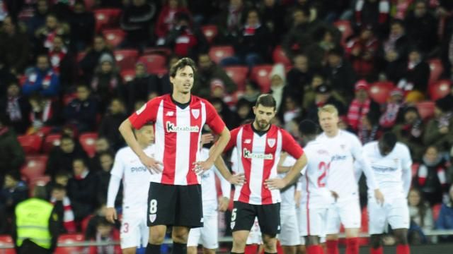  Ander Iturraspe y Yeray escenifican el dolor del Athletic en copa ante el Sevilla.