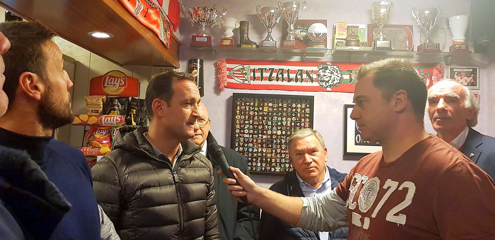 Joseba Etxeberria, Javi Clemente o Gurpegui no quisieron perderse el homenaje a José Ángel Iribar.