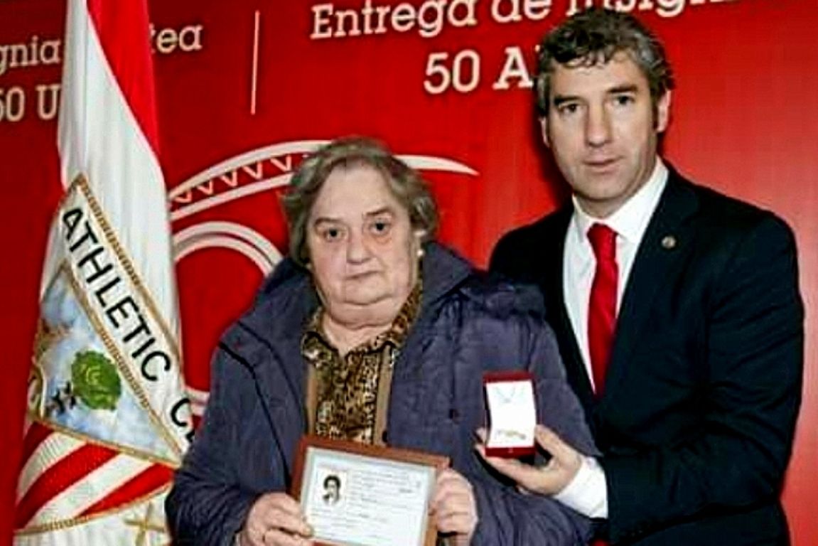 Itziar Burrutxaga junto al presidente Josu Urrutia en una entrega de insignias a socios del Athletic Club.