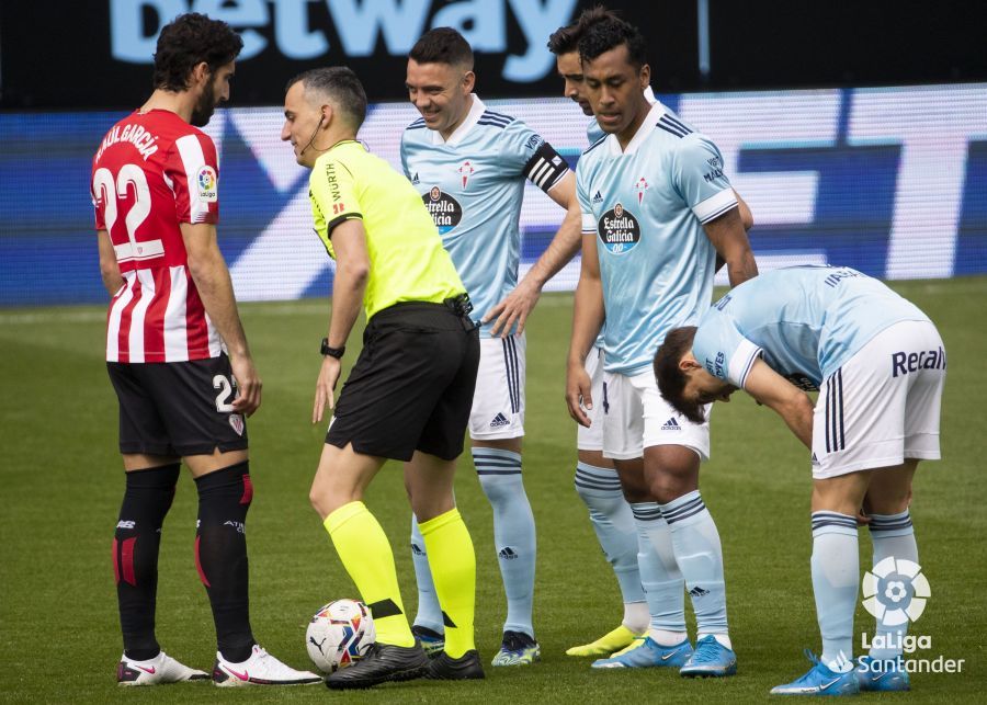  El colegiado aragonés Jaime Latre señala una falta en el Celta-Athletic Club.