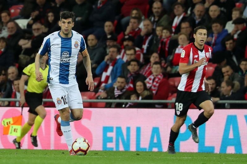 Javi López conduce el balón ante De Marcos.