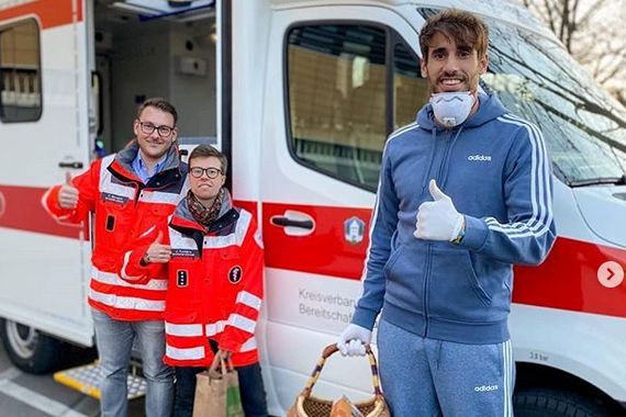  Javi Martínez colaboró en el reparto de comida con la Cruz Roja de Grünwald.