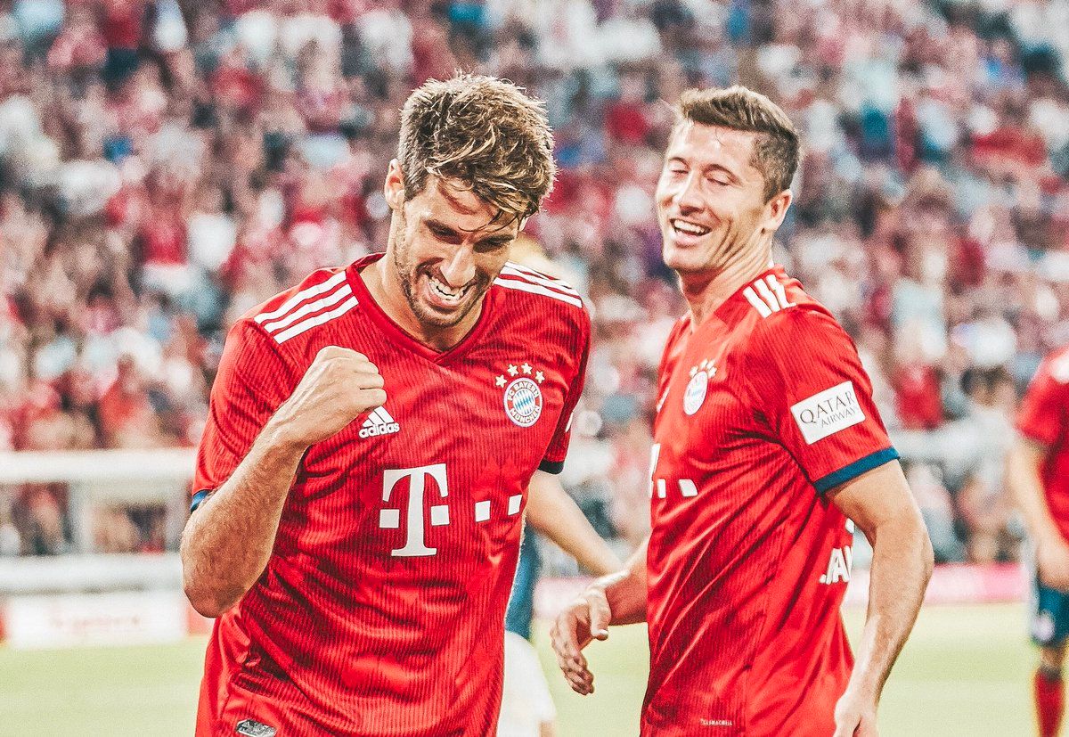 Javi Martínez celebra su gol al United con Lewandowski