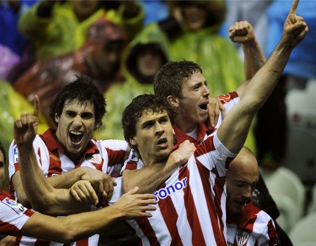  Javi Martínez, Llorente y Muniain celebran un gol del "9" en La Catedral (FOTO: EFE).