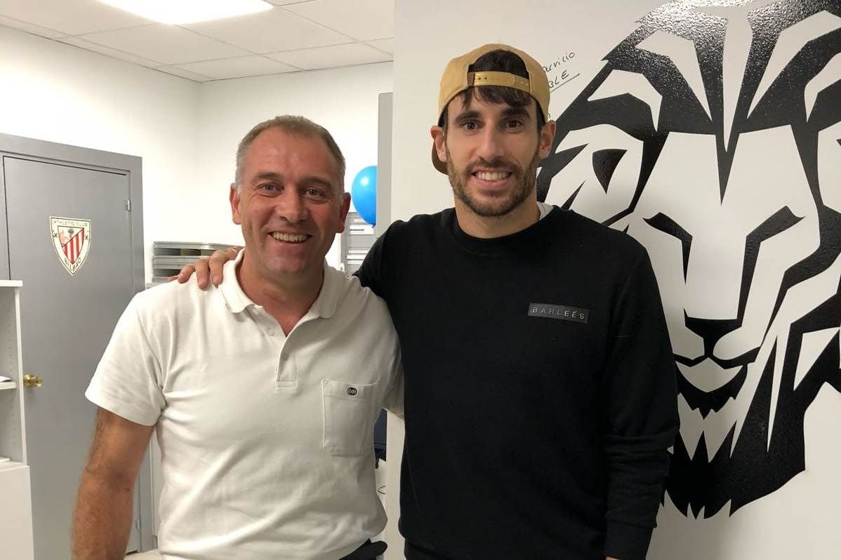 Cuando Javi Martínez estampaba su firma con Juan Carlos en el Muro del Athletic en Metro Bilbao.