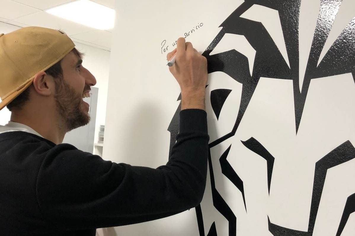 Javi Martínez estampa su firma en el Muro del Athletic Club en Metro Bilbao.