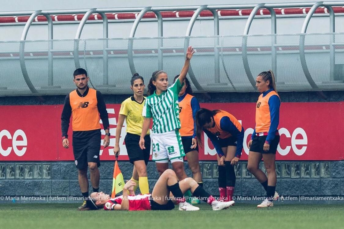  Jone Ibáñez espera el cambio tras lesionarse en Lezama ante el Betis.