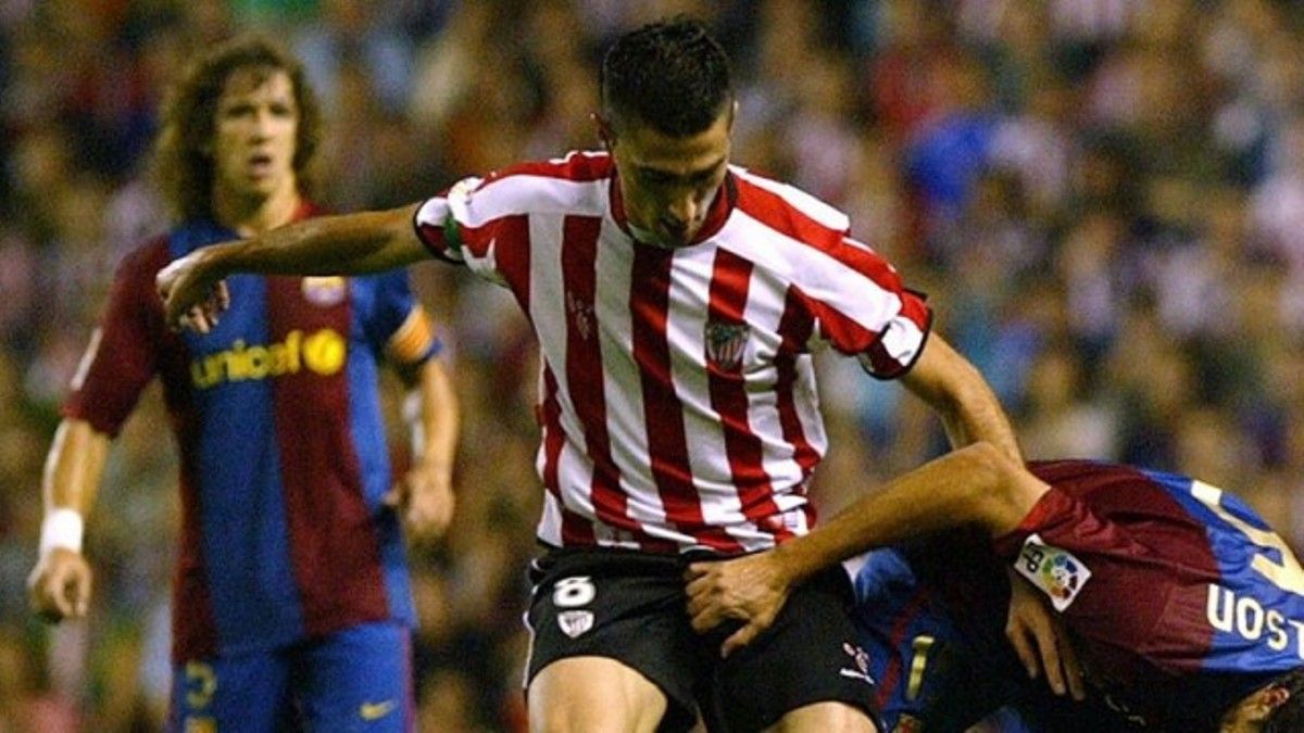  Joseba Garmendia jugando contra el FC Barcelona de Carles Puyol con el Athletic Club.