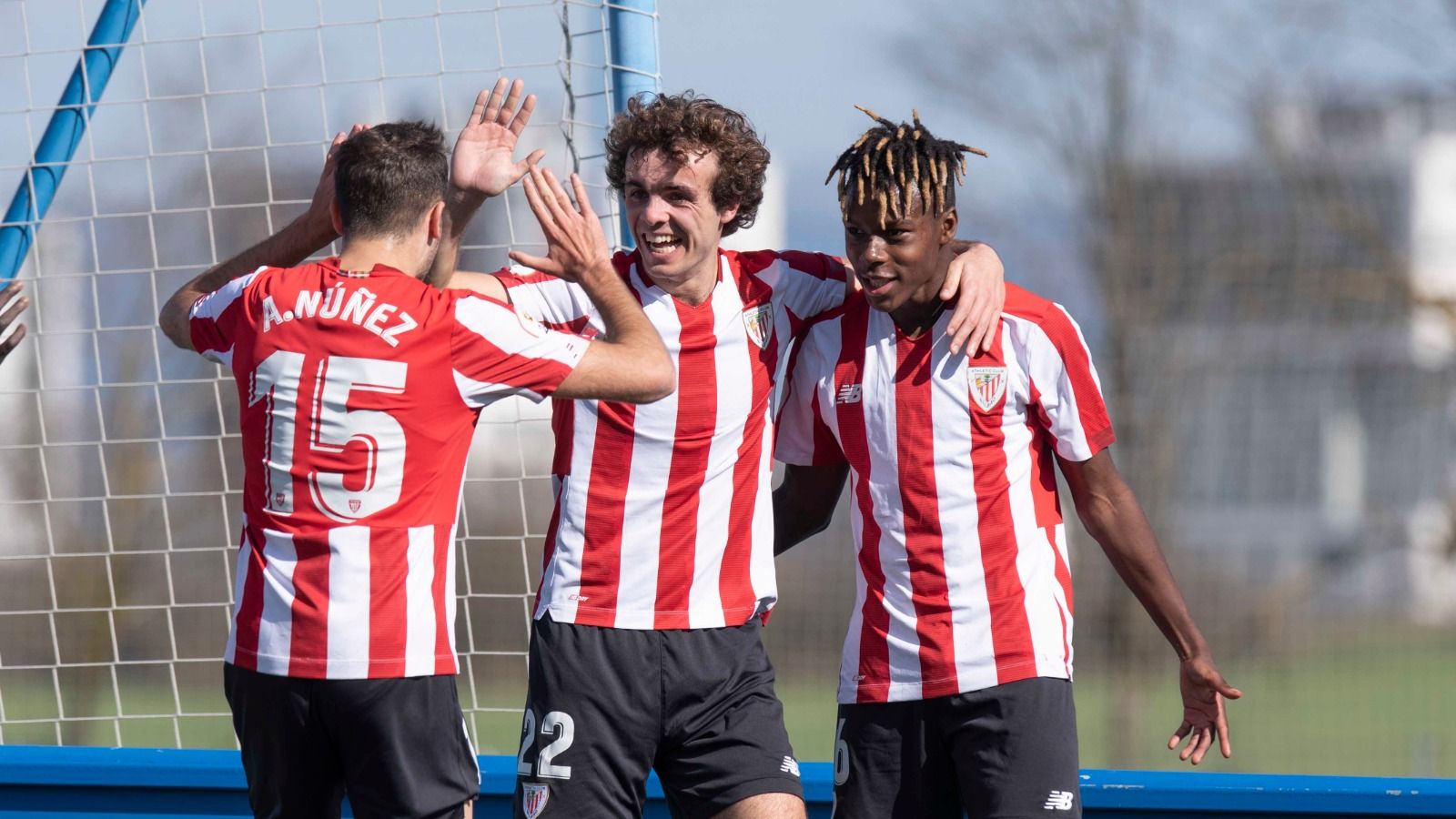  Nico Williams y Artola celebran uno de los goles del Bilbao Athletic con Álvaro Núñez.