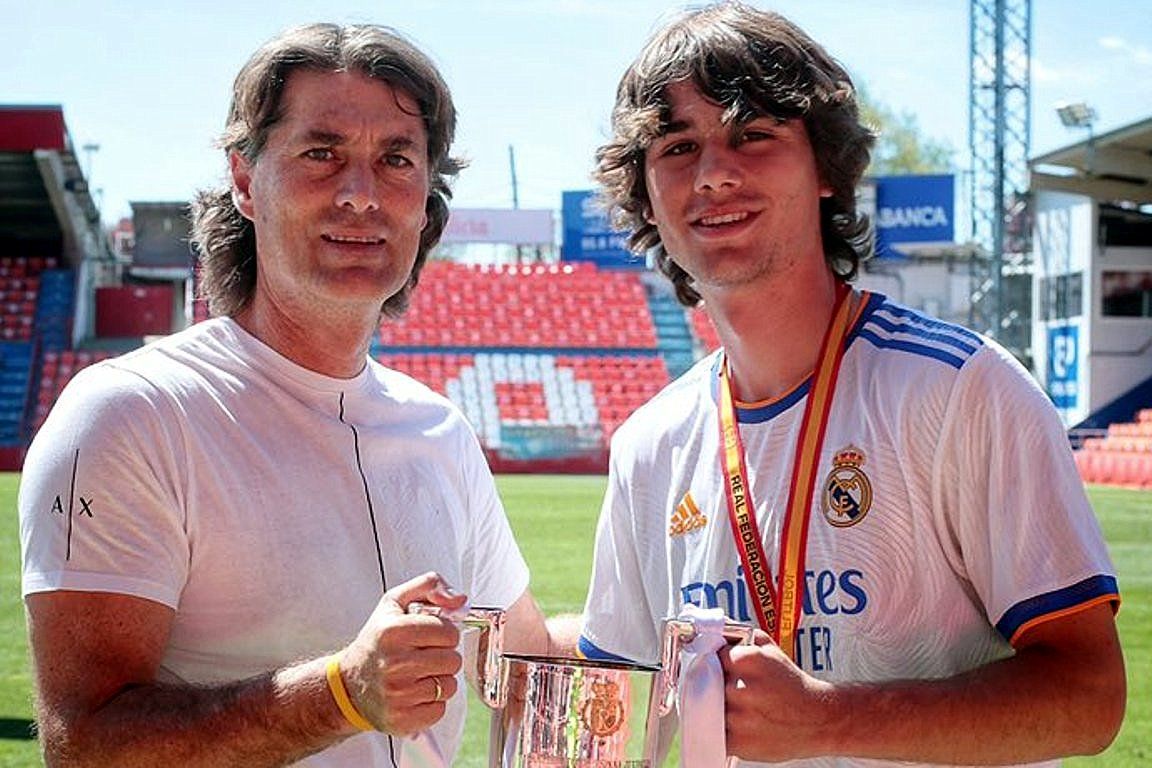 Julen Jon Guerrero celebra la Copa Juvenil con su aita, Julen Guerrero.