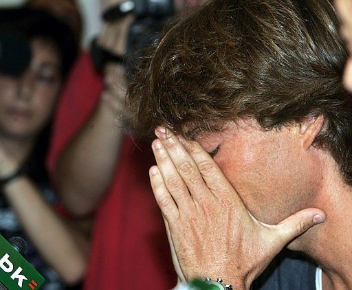 Julen Guerrero, inconsolable en la rueda de prensa de despedida en Ibaigane, el 11 de julio de 2006.